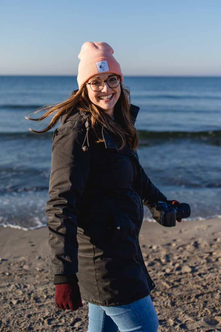 Porträt von Monika Zupke: Deine lebensfrohe Fotografin für Ostsee-Shootings